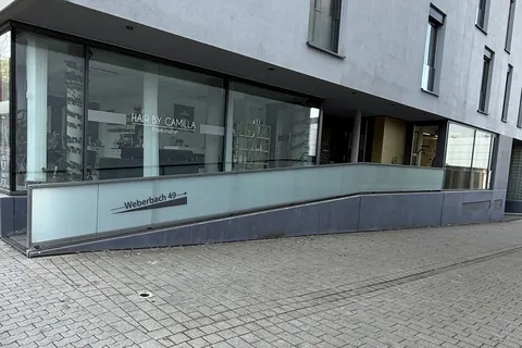 Rampe mit der Aufschrift Weberbach 49 vor dem Eckhaus, in dem DeLux Finanz in Trier sitzt
